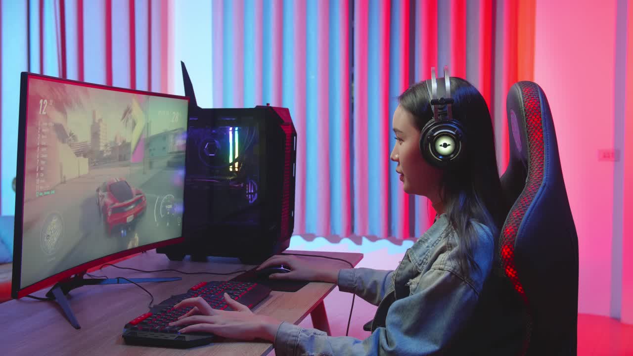 Giovane gamer con le cuffie che gioca a un videogioco di corse automobilistiche