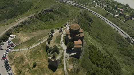 Topdown-ansicht-Des-Georgisch-orthodoxen-Klosters-Jvari-In-Der-Nähe-Von-Mtskheta,-Ostgeorgien