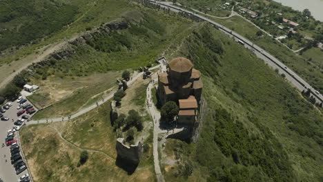 vista de arriba hacia abajo del monasterio ortodoxo georgiano de jvari cerca de mtskheta, georgia oriental