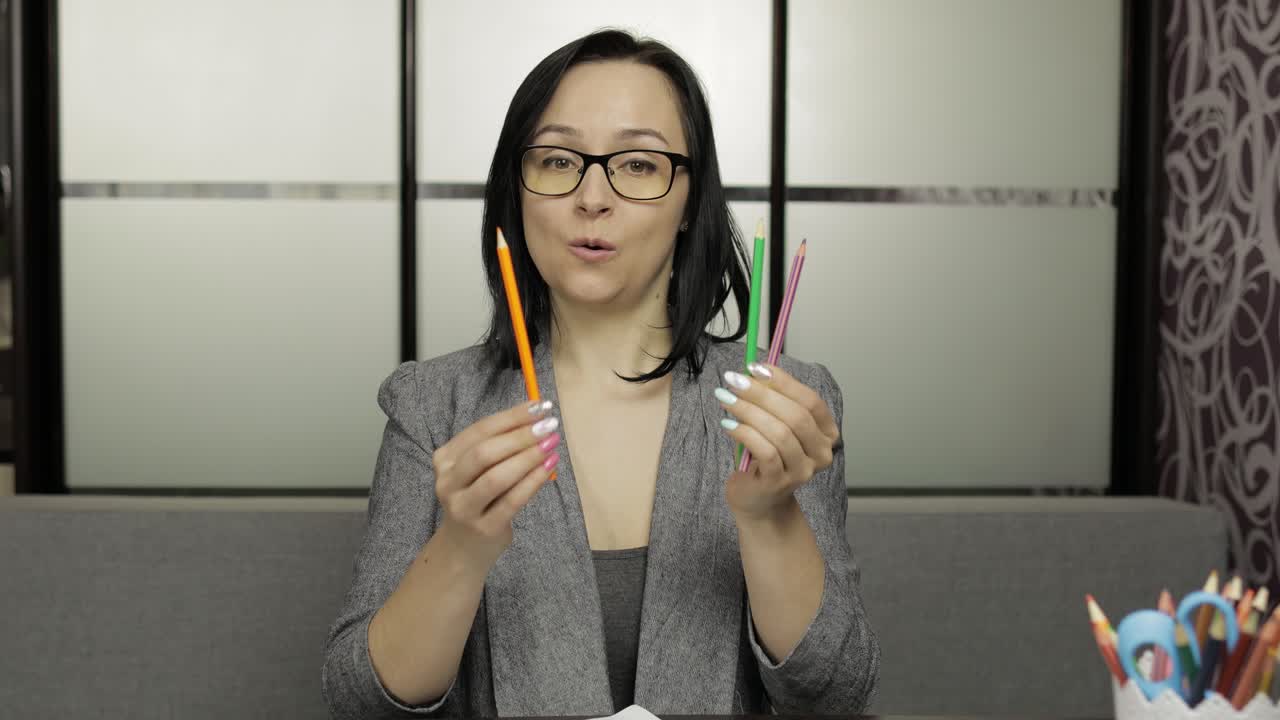 maestra haciendo videoconferencia. educación a distancia con la clase de los niños en casa