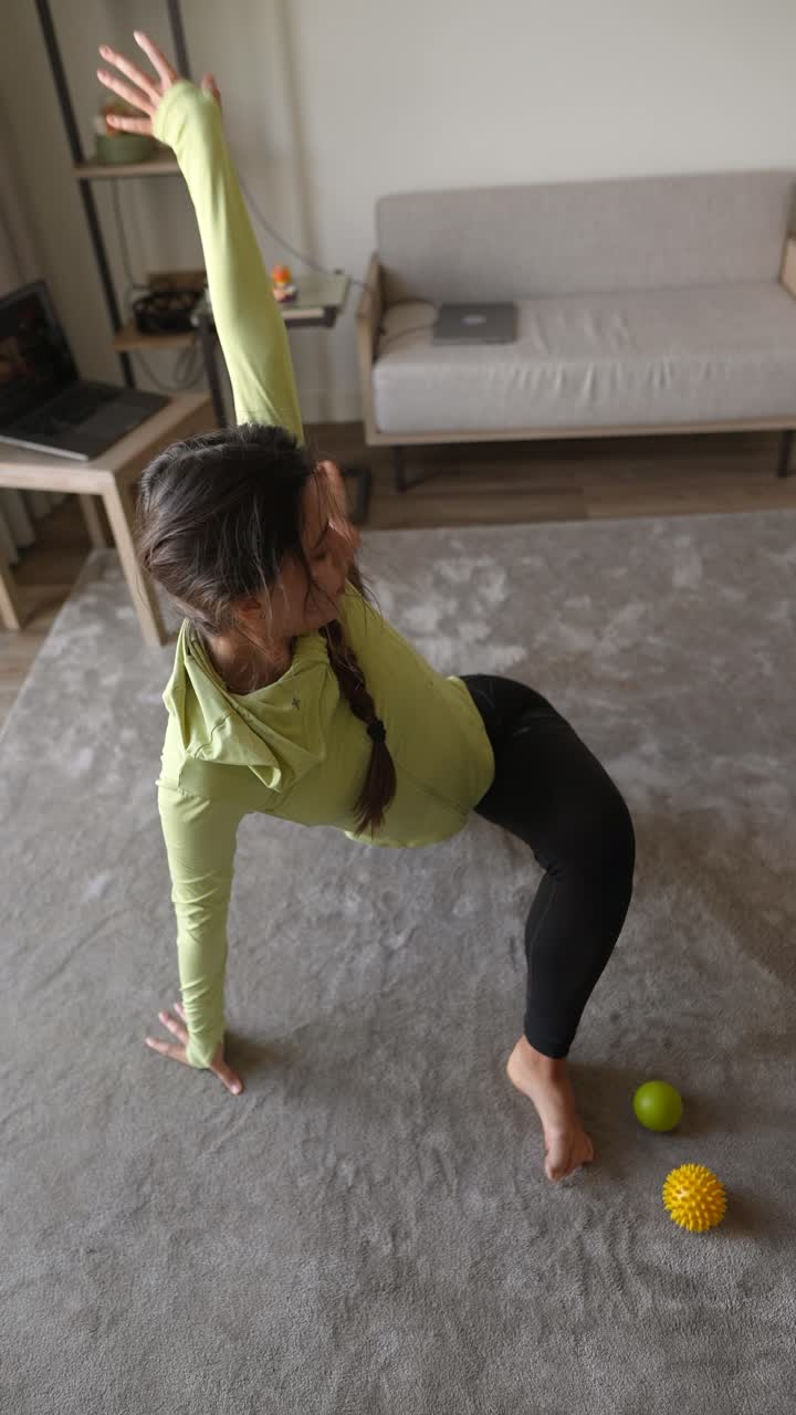 mujer haciendo ejercicio en casa