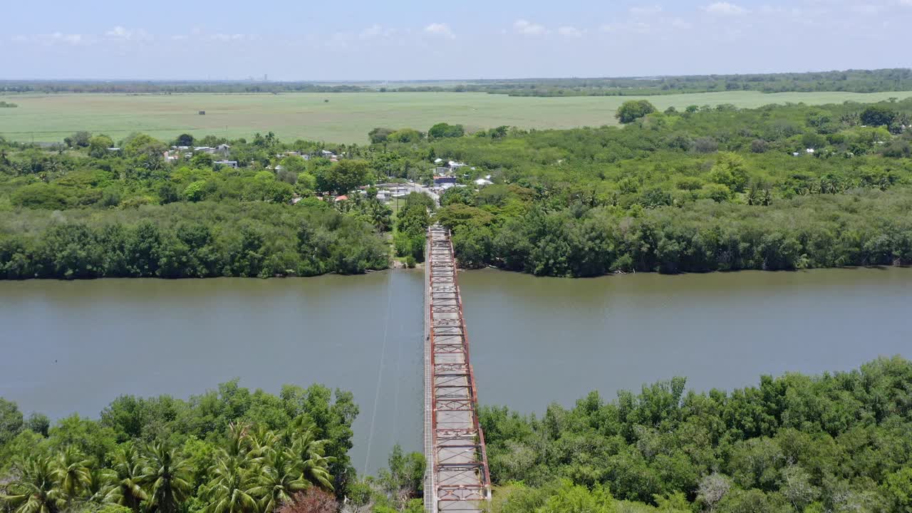 viejo puente sobre el pacífico río de soco en san pedro de macoris en república dominicana