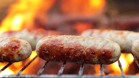 deliciosas salchichas jugosas, cocinadas en la parrilla con un fuego