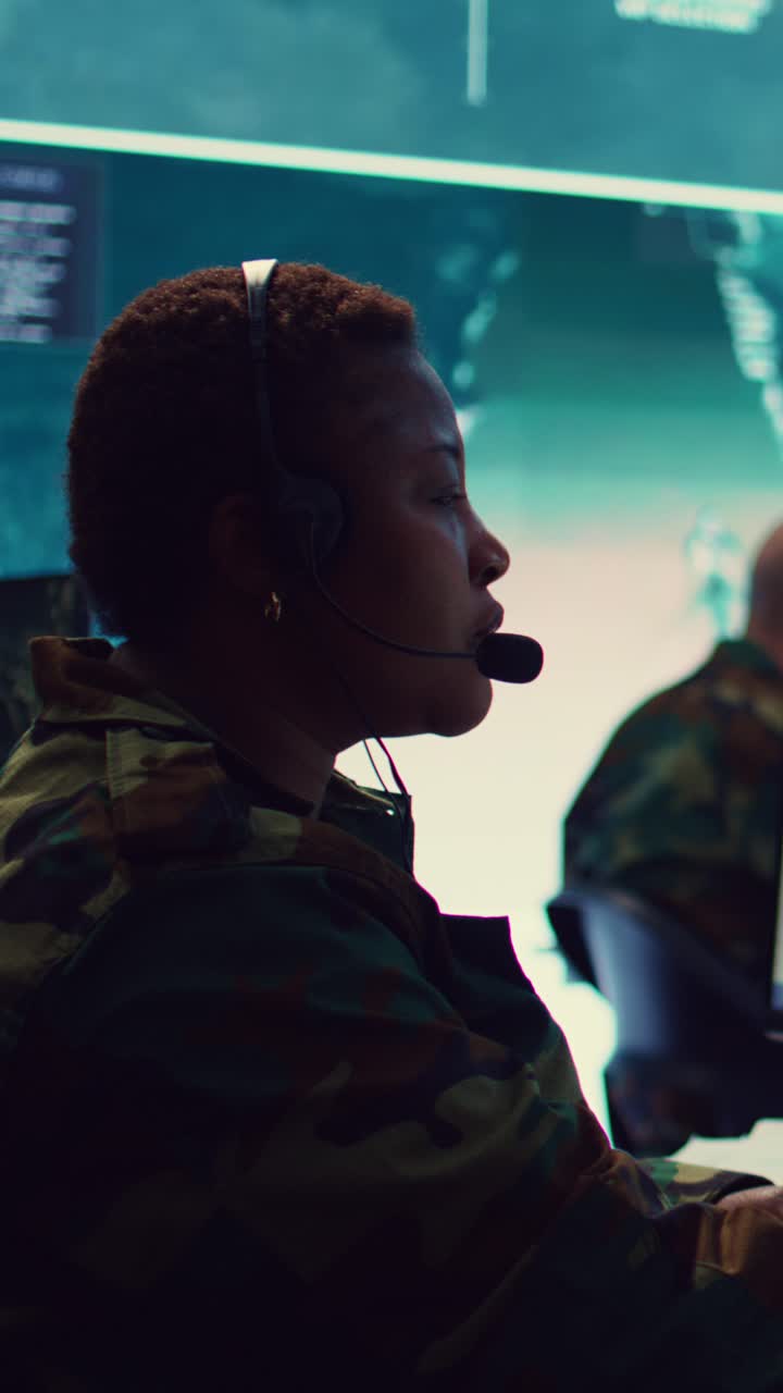 Operatrice militare che comunica in una sala di controllo high-tech