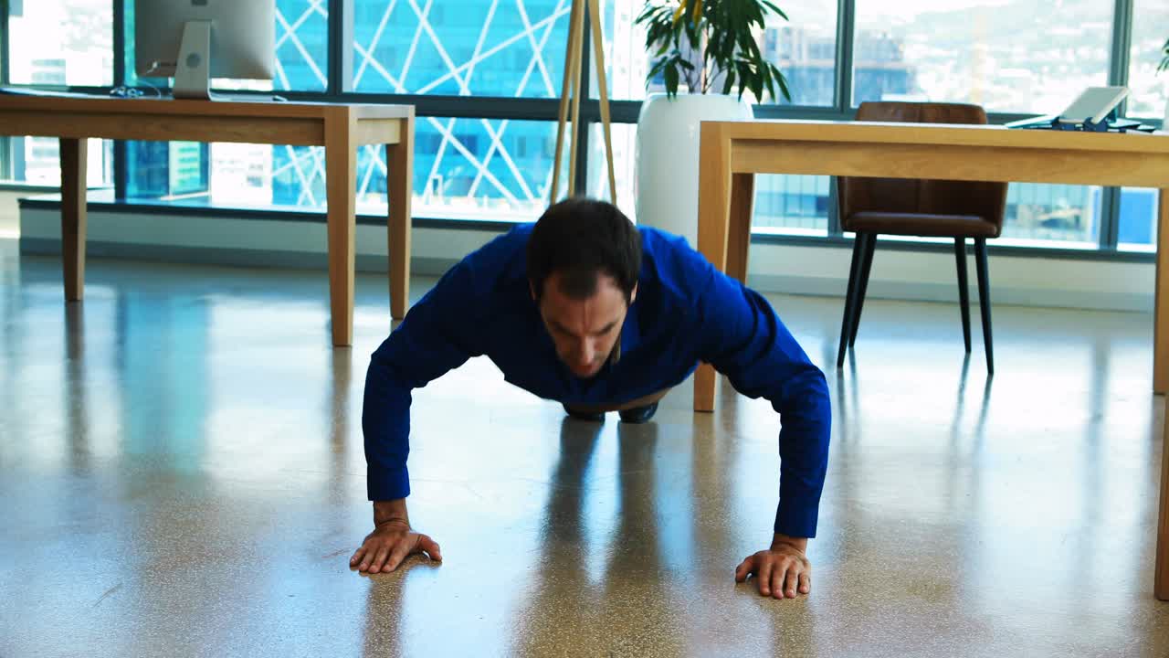 ejecutivo masculino haciendo flexiones