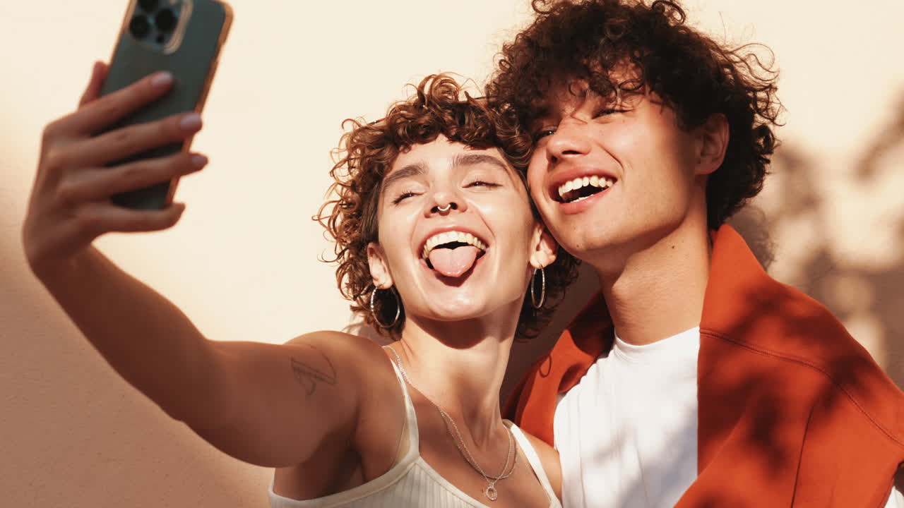 pareja tomando selfies al aire libre