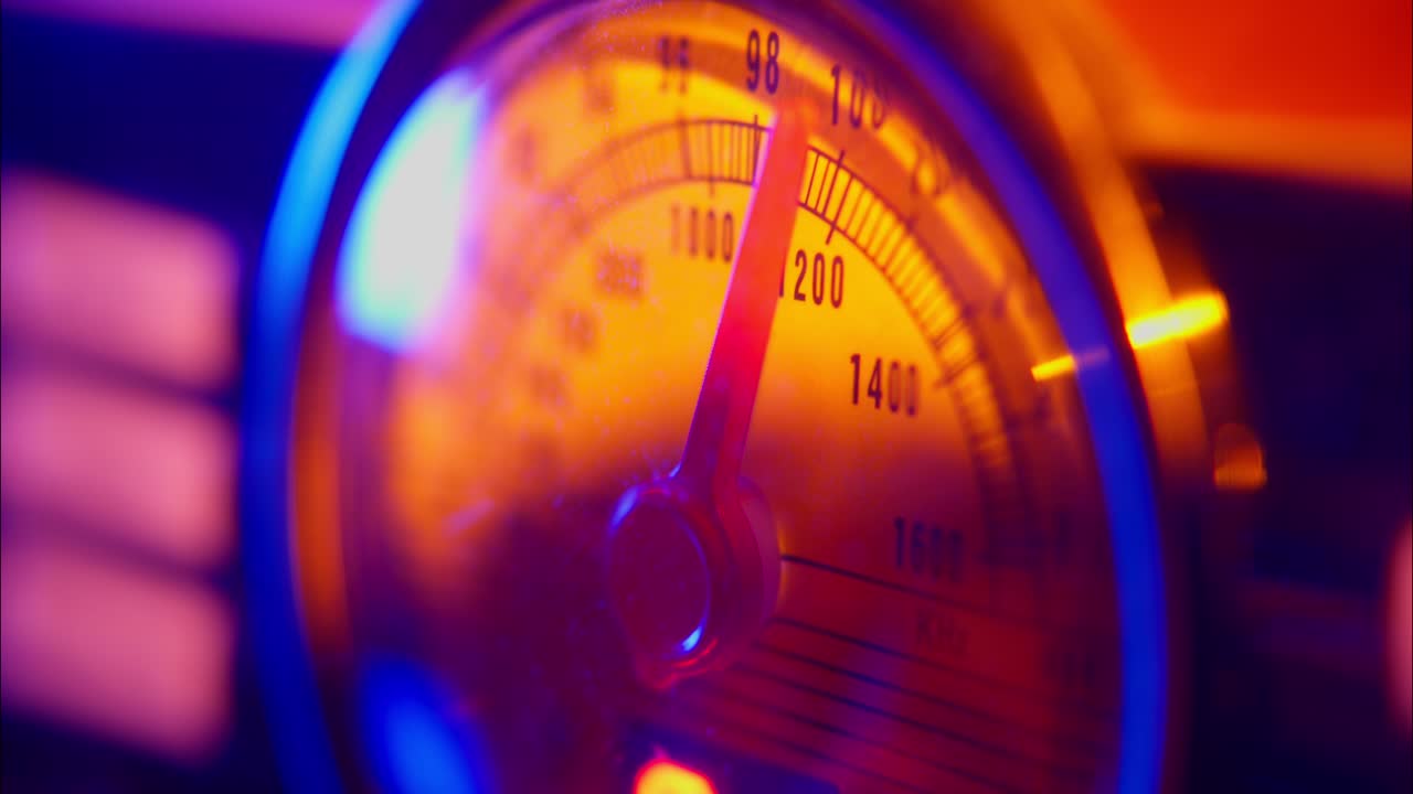 Sintonização de rádio vintage com iluminação colorida.