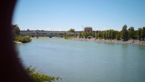 Hermoso-Río-Que-Brilla-En-Un-Día-Soleado-En-La-Ciudad