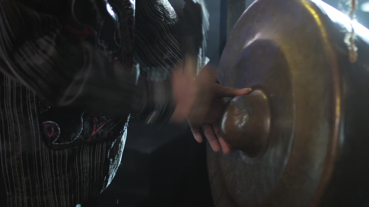 músicos tocando instrumentos