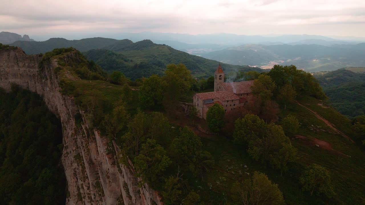 Vedute aeree del santuario di Cabrera in Catalogna, Spagna, su una scogliera.