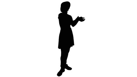 mujer joven aplaude silueta arrogante, en blanco y negro para efectos gráficos en movimiento