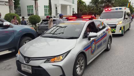 coche de policía y ambulancia en un desfile del orgullo