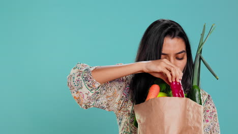 persona de vida sostenible que inspecciona las comestibles