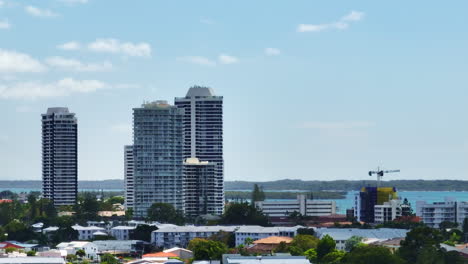 vista de aviones no tripulados de edificios de gran altura con vista al océano en gold coast australia, 4k australia