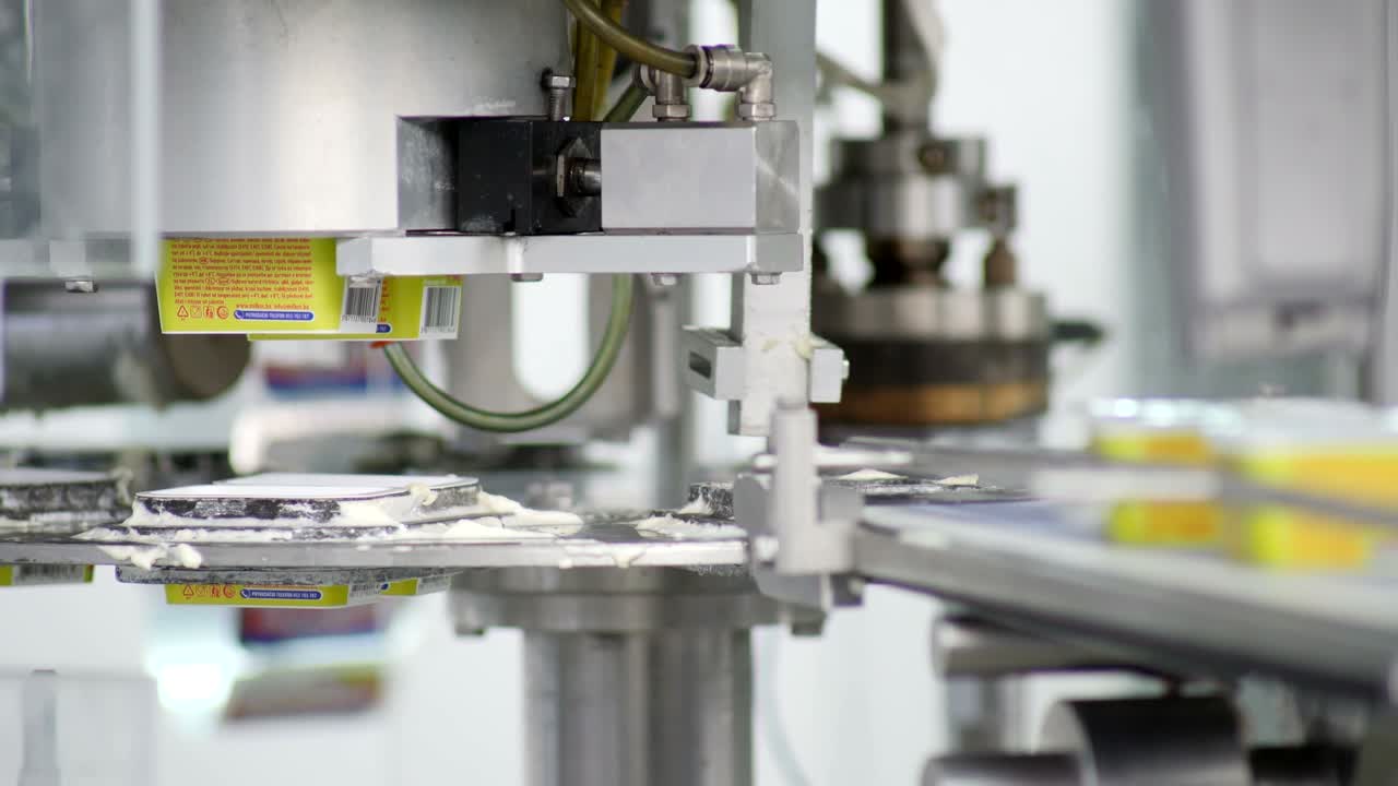 línea de producción de queso en una empresa, el producto se llena y se sella y se dirige a la máquina de refrigeración