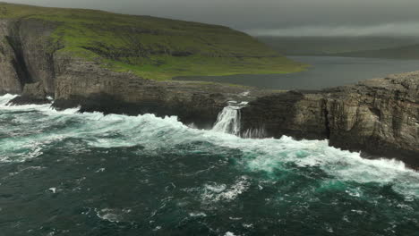 establecimiento aéreo de las islas feroe sorvagsvatn lago cascada océano salvaje