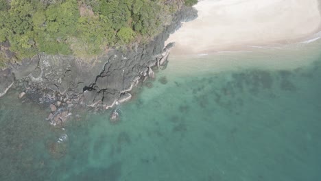 Weißer-Sand-Und-Schroffe-Klippe-An-Der-Küste-Von-Snapper-Island-In-Kimberley,-Qld,-Australien