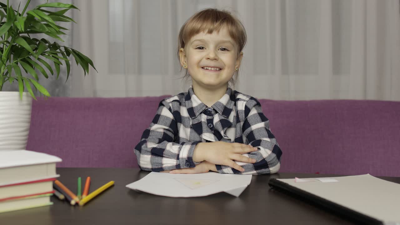 дети делают видеозвонки, проводят уроки дистанционного обучения дома.