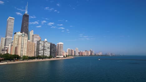 Horizonte-De-La-Ciudad-De-Chicago-Por-Drone-Frente-Al-Mar