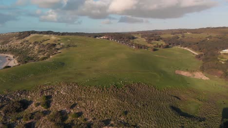 Toma-Aérea-De-Drones-Shelly-Beach-West-Cap-Howe-Western-Australia-Hermosa-Playa-Azul-Rodeada-De-Montañas-Verdes