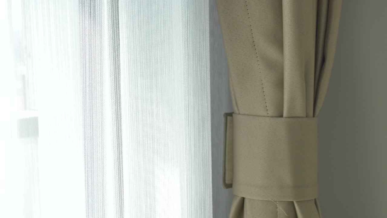 창문 에 있는 베이지색 커튼