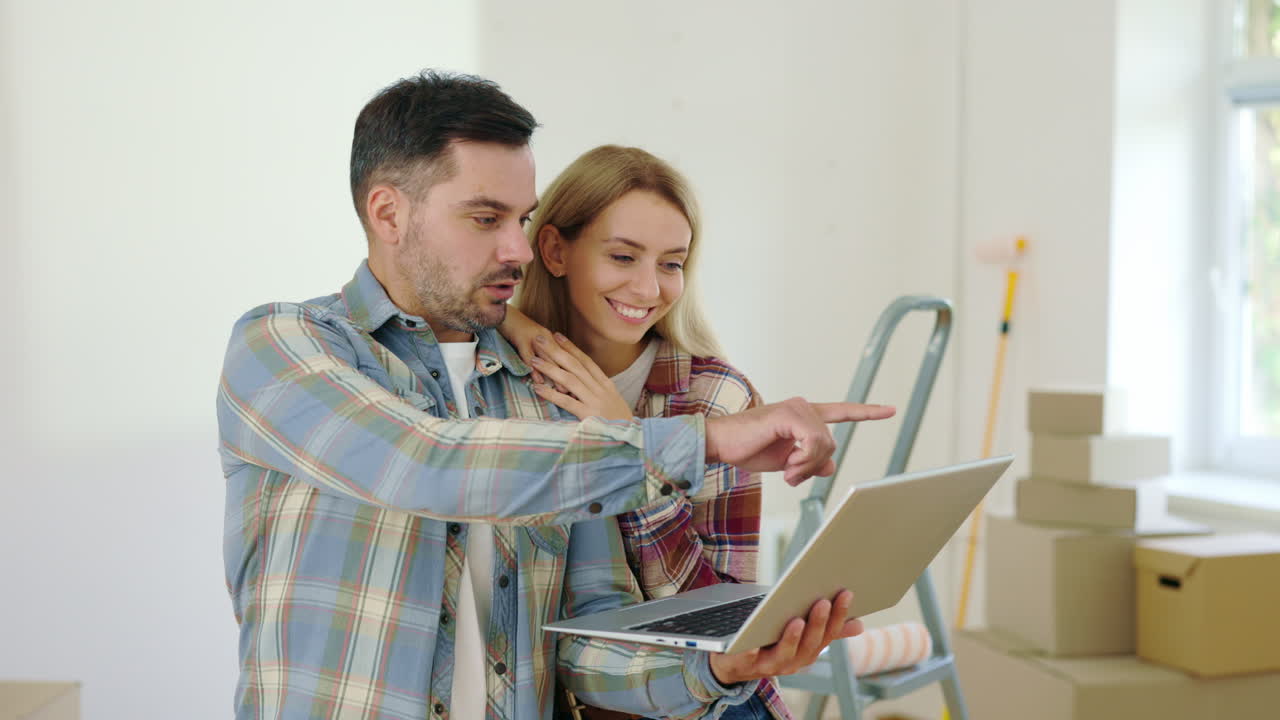 pareja que planea renovar su casa