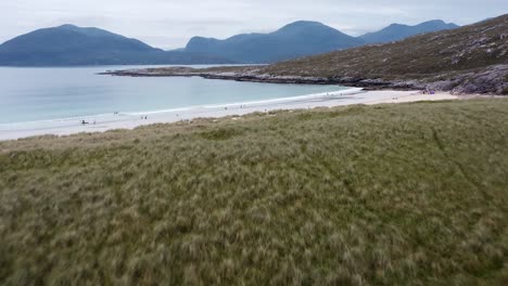 Filmische-Drohnenaufnahme-Des-Strandes-Von-Luskentyre-Mit-Den-Harris-Mountains-Im-Hintergrund