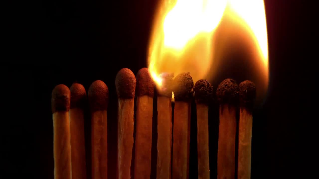 освещение спичек на черном фоне