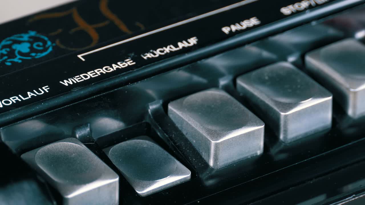 빈티지 테이프 레코더의 재생 버튼을 누르면