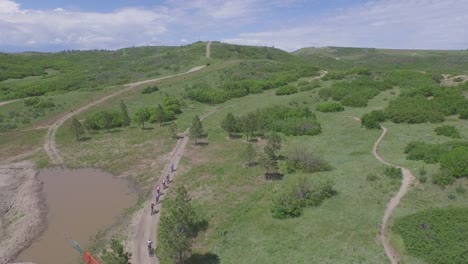 Vista-De-Drones-De-Ciclistas-De-Montaña-Yendo-Rápido-Durante-Una-Carrera