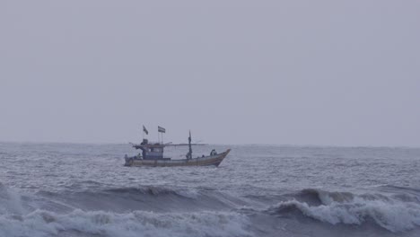 Fischerboot-Segelt-Im-Meer_Carter-Road-Bandra