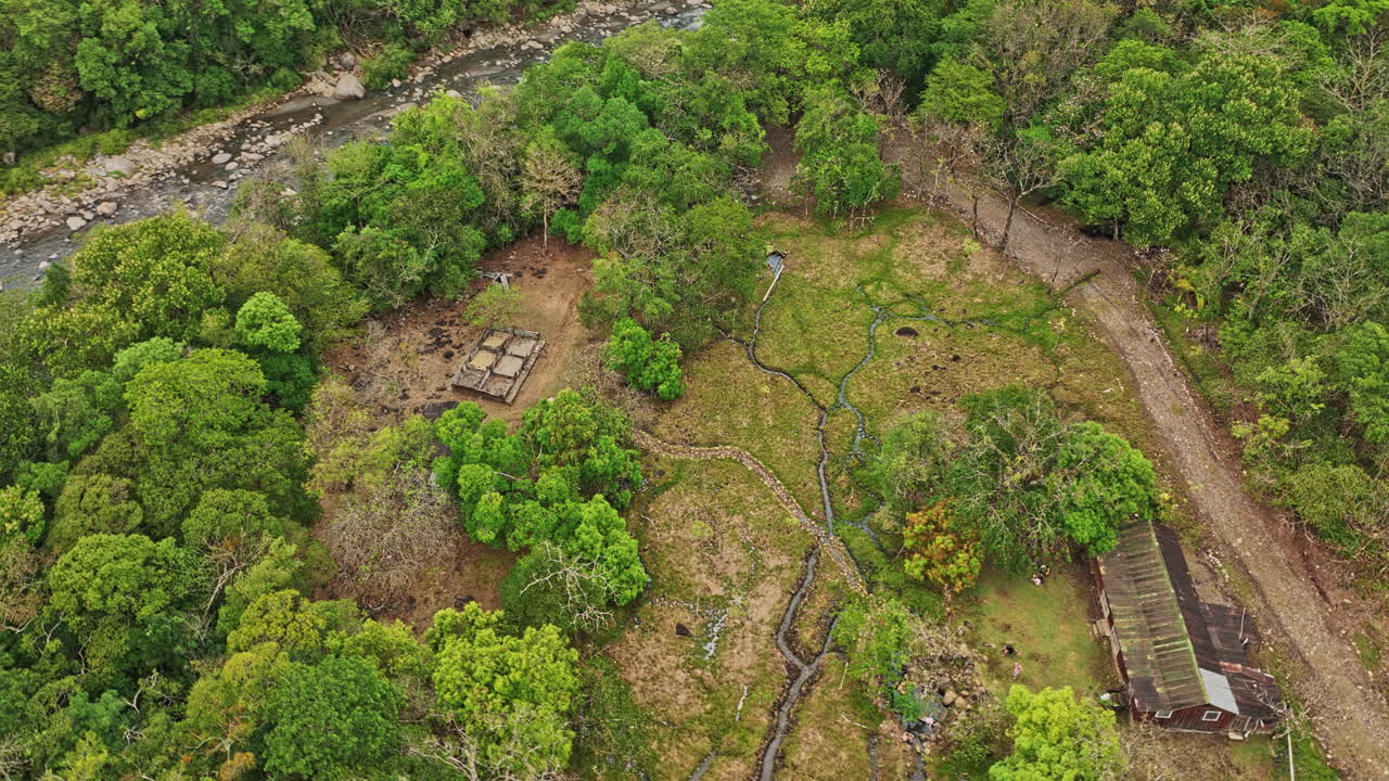 caldera panamá antena v9 vista de pájaro de bajo nivel, sobrevuelo giratorio aguas termales al aire libre aisladas que capturan el entorno natural circundante a lo largo del río chiriquí - filmado con cine mavic 3 - abril de 2022