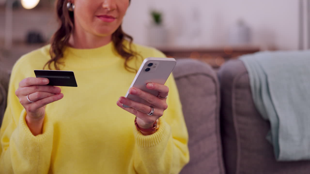 mujer feliz, manos y teléfono con tarjeta de crédito