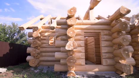 cabaña de madera en construcción