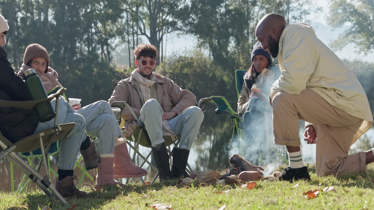 자연, 캠핑 또는 캠프불  ⁇ 에서 휴식을 취하기 위해 친구들