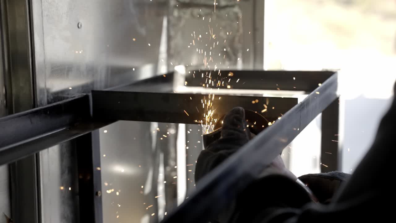 앵글 그라인더 워크샵으로 금속 목수 연마 금속 구조