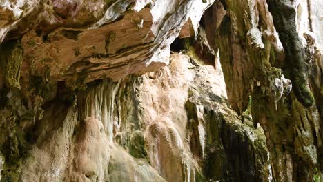 los turistas admiran las impresionantes formaciones de cuevas en tailandia