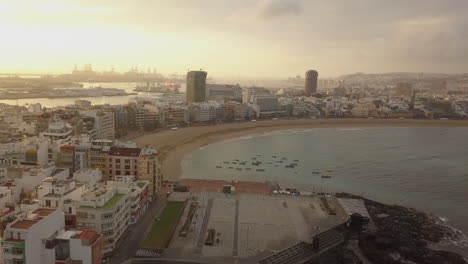 toma aérea general al amanecer sobre la playa de las canteras y los edificios de la zona
