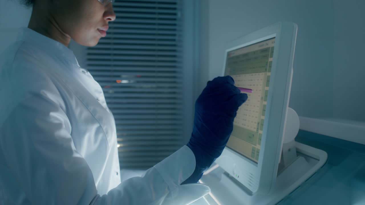 científico trabajando en una computadora en un laboratorio