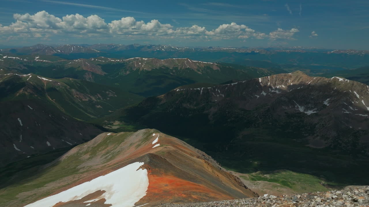 avión no tripulado cinematográfico temprano en la mañana sendero de senderismo grises a torreys 14er picos mirando a breckenridge colorado impresionante vista del paisaje mediados del verano verde hermosa nieve en la parte superior movimiento hacia adelante lentamente