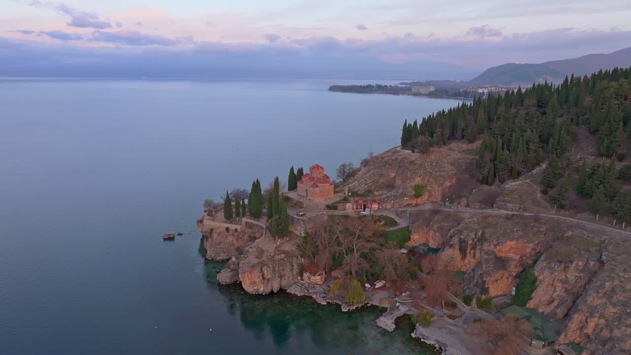 Droneperspektiv av St. Johannes kirke nær Ohridsjøen, Nord-Makedonia