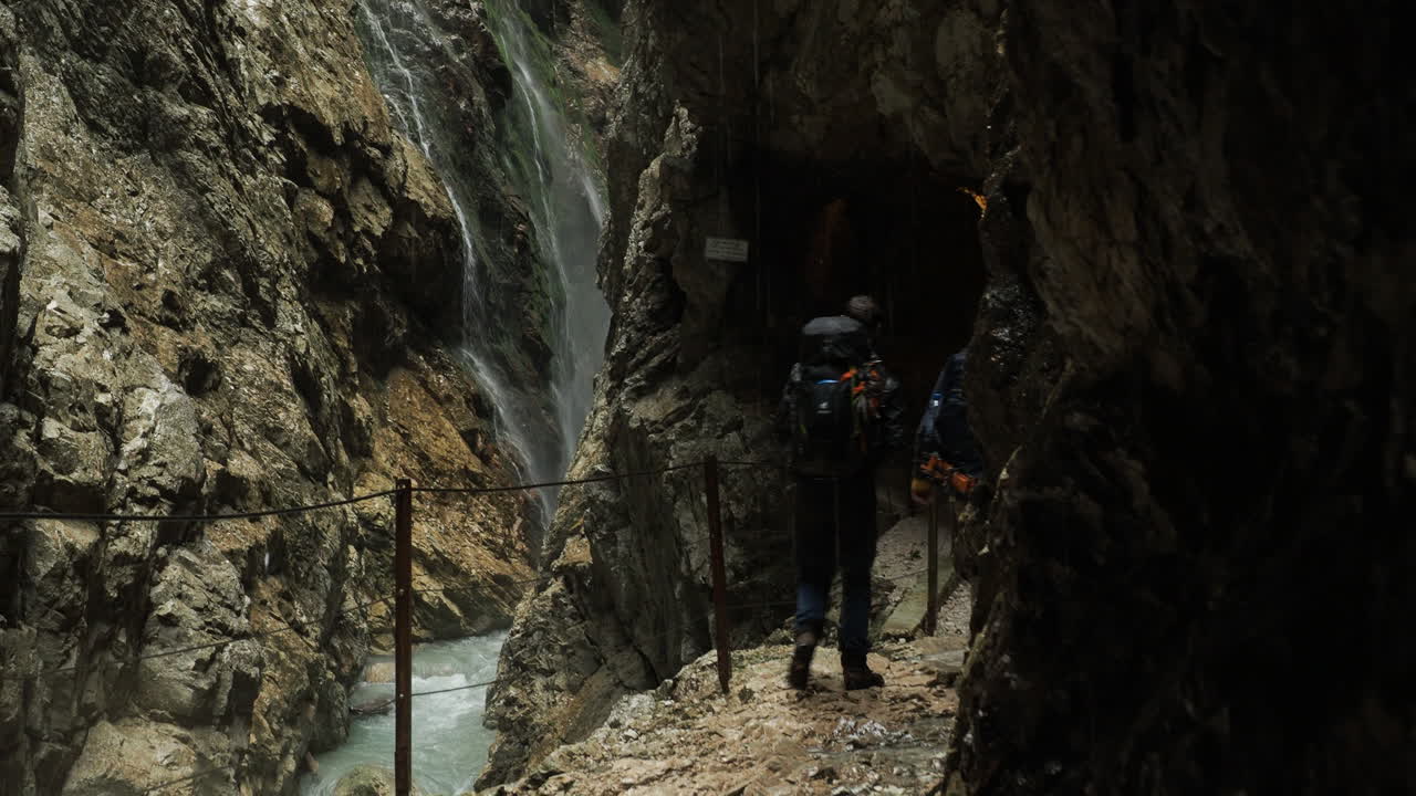 gente caminando por senderos de montaña en rocas de altas montañas en alemania