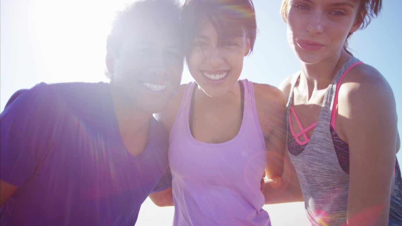 Persone multietniche sorridenti che si godono la compagnia in vacanza.
