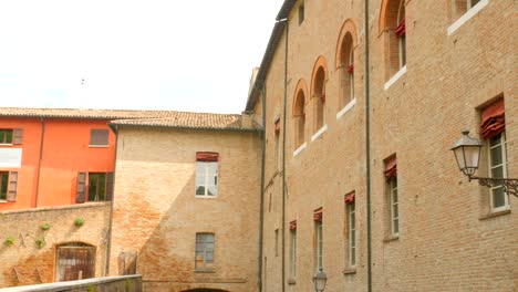 Toma-Panorámica-Del-Antiguo-Edificio-Histórico-En-El-Centro-Principal-De-Cesena,-Italia-En-Un-Día-Soleado