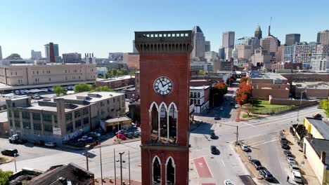 Torre-Del-Reloj-De-Baltimore,-Maryland,-Con-La-Ciudad-En-órbita-Aérea-De-Fondo