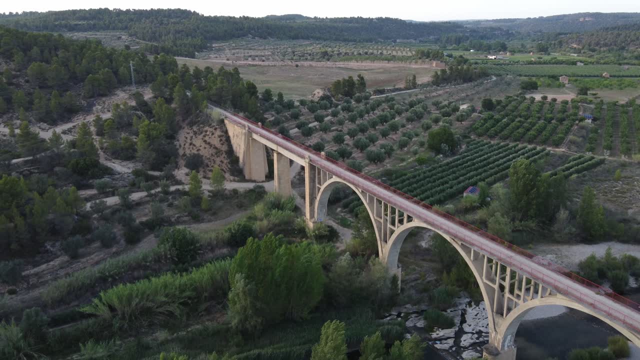 Vista aerea di un viadotto su un ruscello e di piantagioni. Fiume Matarraña, Spagna.