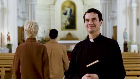 gente entrando en la iglesia