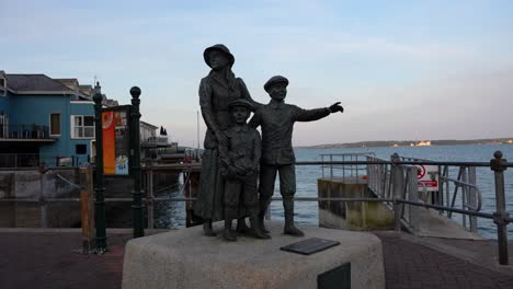 Annie-Moore-Statue-in-Cobh,-Ireland,-commemorating-the-first-immigrant