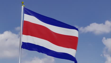 Bandera-De-Costa-Rica-Moviéndose-En-El-Viento-Con-Un-Cielo-Azul-Claro-En-El-Fondo,-Nubes-Moviéndose-Lentamente,-Asta-De-Bandera,-Cámara-Lenta