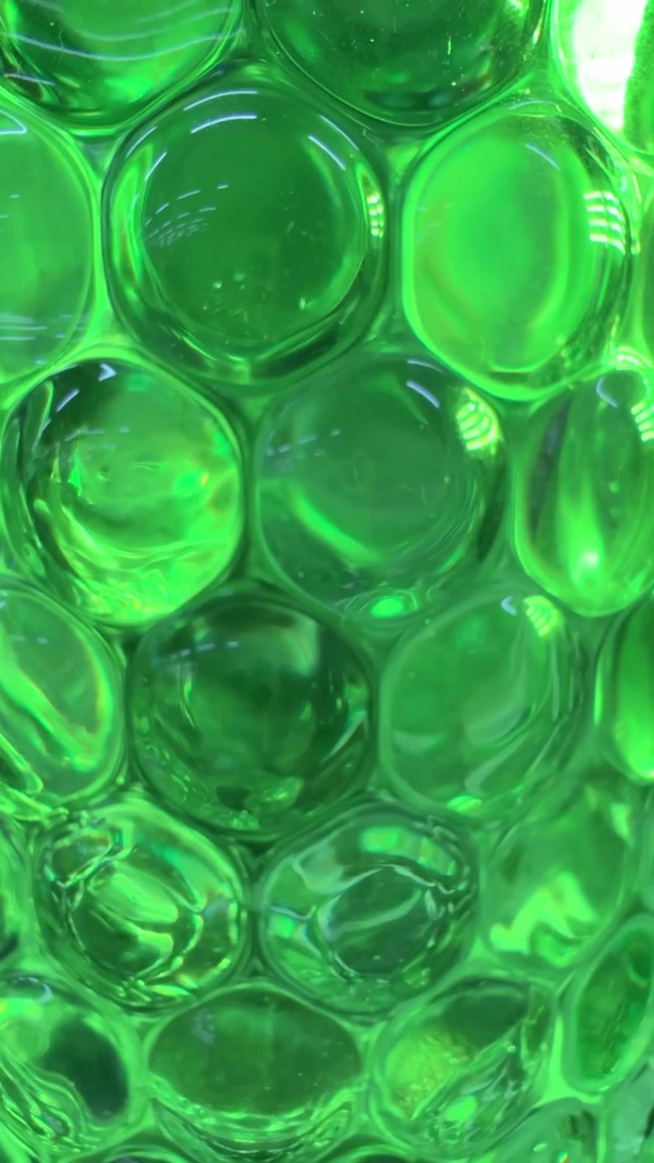 Macro ipnotizzante di sfere di gel con luce dinamica che cambia colore